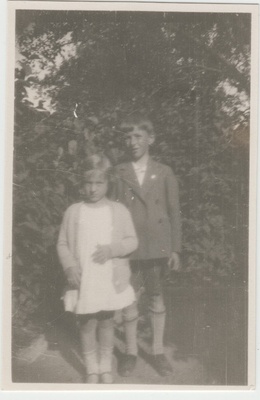 Poiss ja tüdruk [Eduard Virgo sugulased?] õues  duplicate photo