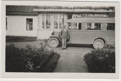 Tuvastamata mees [Eduard Virgo tuttav?] auto ja maja taustal  similar photo