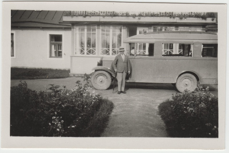 Tuvastamata mees [Eduard Virgo tuttav?] auto ja maja taustal