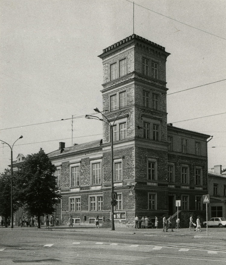 Tuletõrjehoone, vaade üle tänava torniga esiplaanil. Arhitekt Ferdinand Kordes