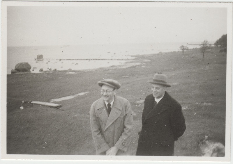 Kaks meest [Eduard Virgo tuttavad?] mereranna taustal