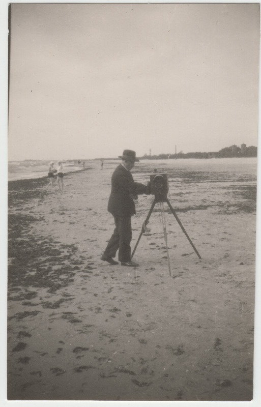 Tundmatu mees seadmas rannal kaamerat püsti