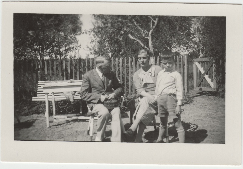 Eduard Virgo kaaslastega [sugulased?] aias istumas