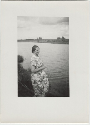 Tundmatu naine [Eduard Virgo sugulane või tuttav?] veekogu ääres  duplicate photo