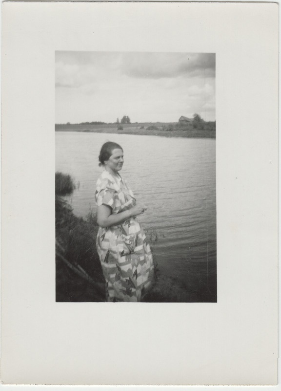 Tundmatu naine [Eduard Virgo sugulane või tuttav?] veekogu ääres