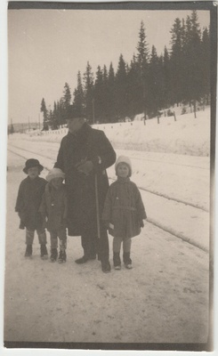 Tundmatu mees kolme lapsega [Eduard Virgo sugulased-tuttavad?] lumisel maastikul [raudtee ääres?]  duplicate photo