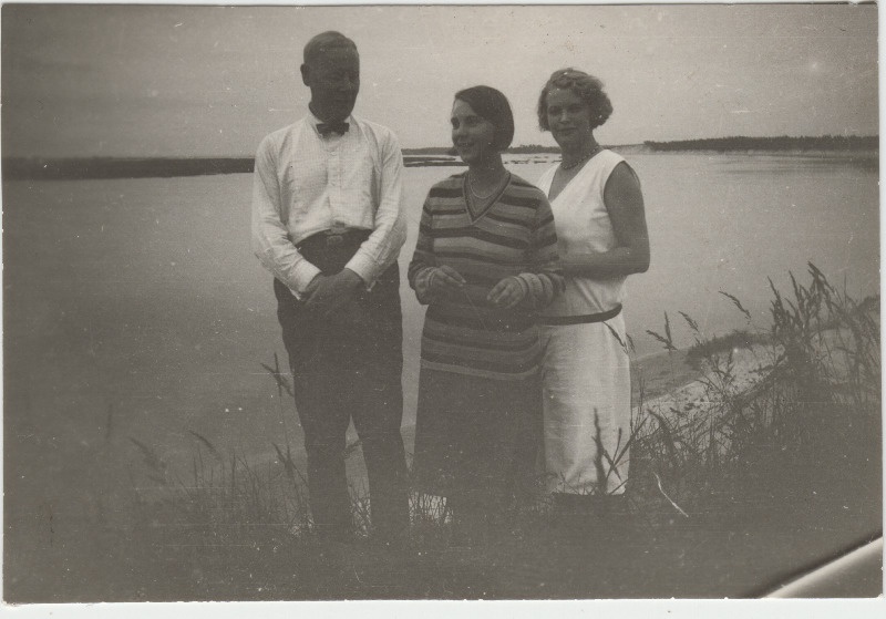 Mees ja kaks naist [Eduard Virgo sugulased või tuttavad?] veekogu taustal