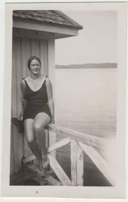 Tundmatu naine [Eduard Virgo tuttav?] istumas piirdel veekogu taustal  duplicate photo