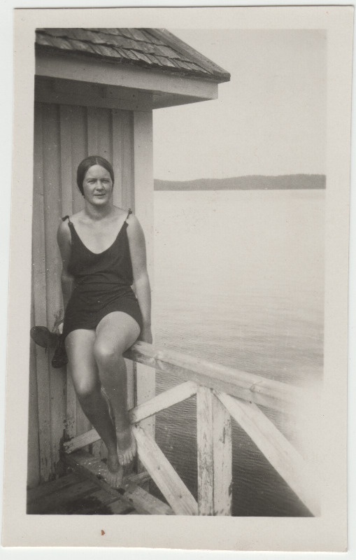 Tundmatu naine [Eduard Virgo tuttav?] istumas piirdel veekogu taustal