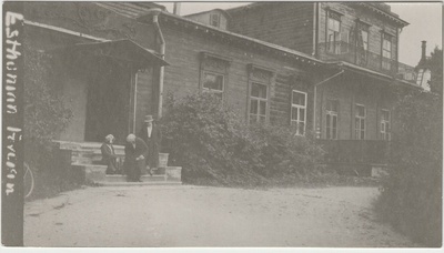 Vaade elumajale, trepil istumas kolm tuvastamata isikut [Eduard Virgo sugulased või tuttavad?]  similar photo