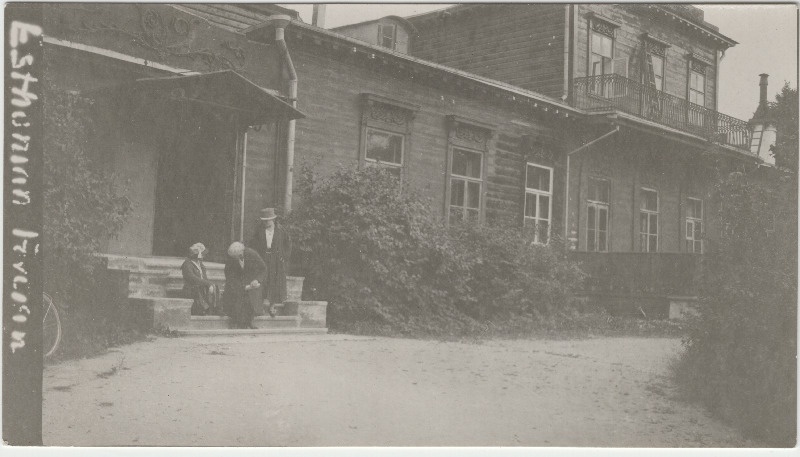 Vaade elumajale, trepil istumas kolm tuvastamata isikut [Eduard Virgo sugulased või tuttavad?]
