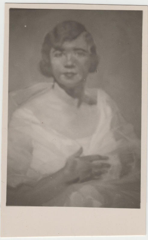 Foto tundmatu naise maalitud portreest