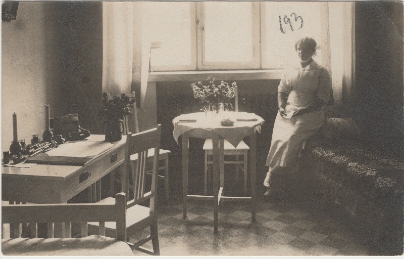Tundmatu naine [Eduard Virgo tuttav] magamistoas