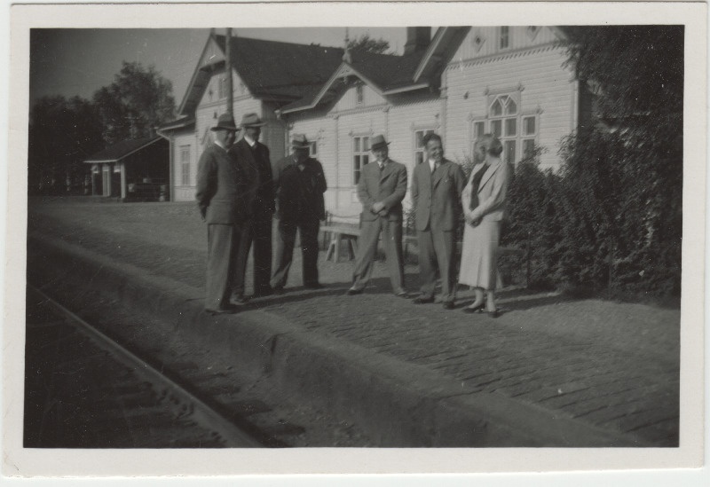 Tuvastamata seltskond [Eduard Virgo sugulased või tuttavad?] raudteejaamas