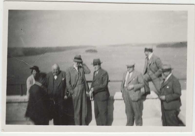 Tuvastamata seltskond [Eduard Virgo sugulased või tuttavad?] veekogu taustal