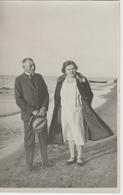 Eduard Virgo abikaasa Amandaga rannal jalutamas  duplicate photo