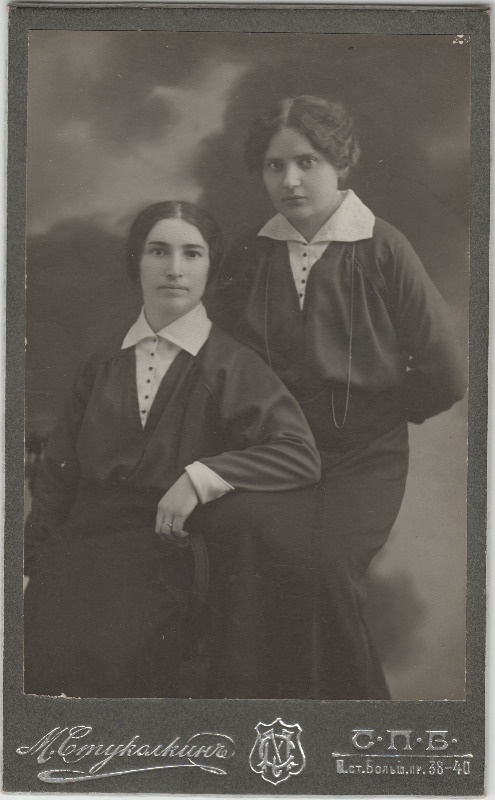 Fotoportree kahest tundmatust naisest [Eduard Virgo sugulased?]