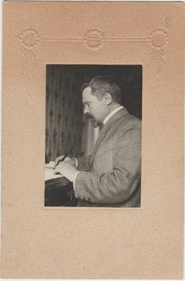 Ajakirjanik Georg Eduard Luiga laua taga kirjutamas  duplicate photo