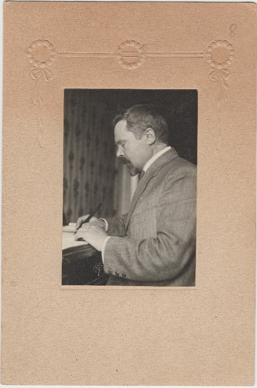 Ajakirjanik Georg Eduard Luiga laua taga kirjutamas