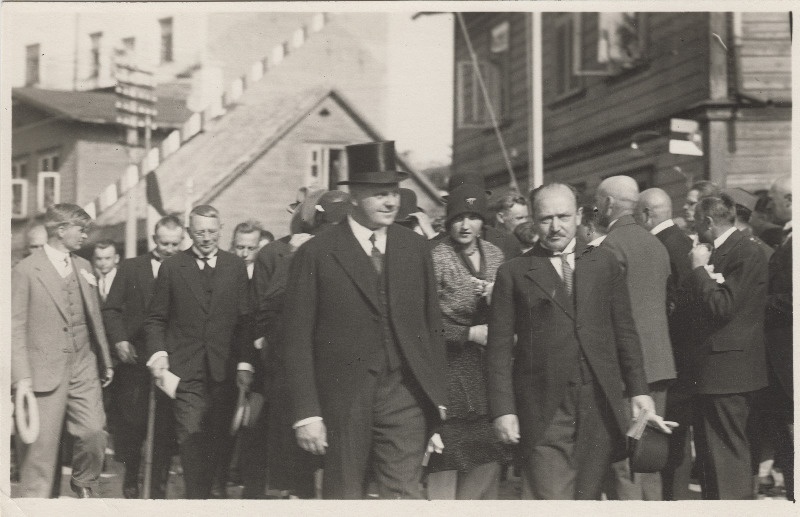 Eduard Virgo koos teiste riigi- ja ühiskonnategelastega tänaval