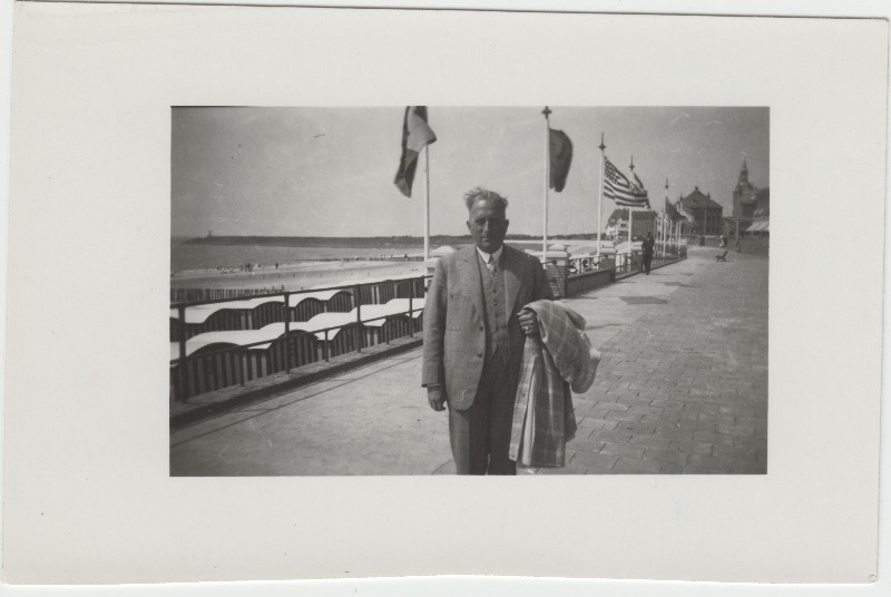 Tuvastamata mees [Eesti riigi- või ühiskonnategelane?] rannapromenaadil [välismaal]