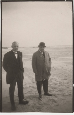 Kaks meest [Eesti riigi- või ühiskonnategelased?] rannal jalutamas  duplicate photo