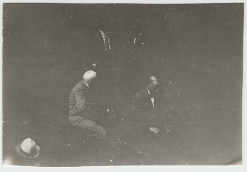 Tuvastamata seltskond [riigi- või ühiskonnategelased?]