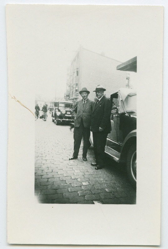 Eduard Virgo koos tuvastamata kaaslasega [riigi- või ühiskonnategelane?] seismas tänaval auto kõrval