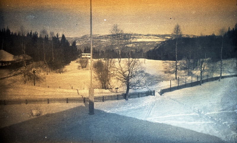 Vaade lumisele maastikule mägede taustal