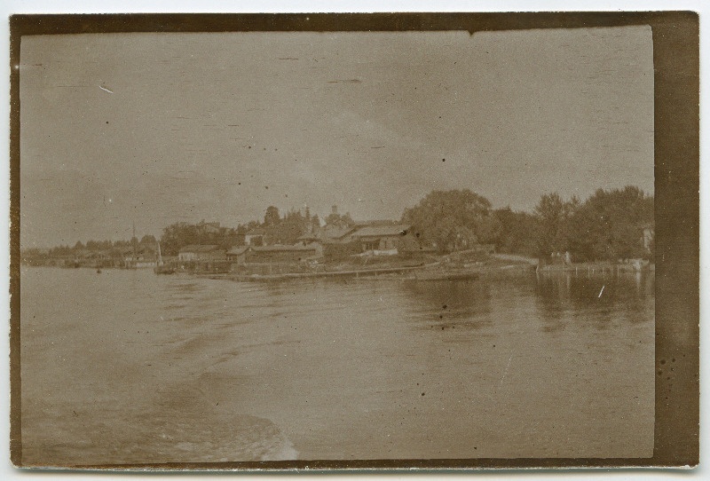 Vaade paadist või laevast jõe ääres olevale väikelinnale