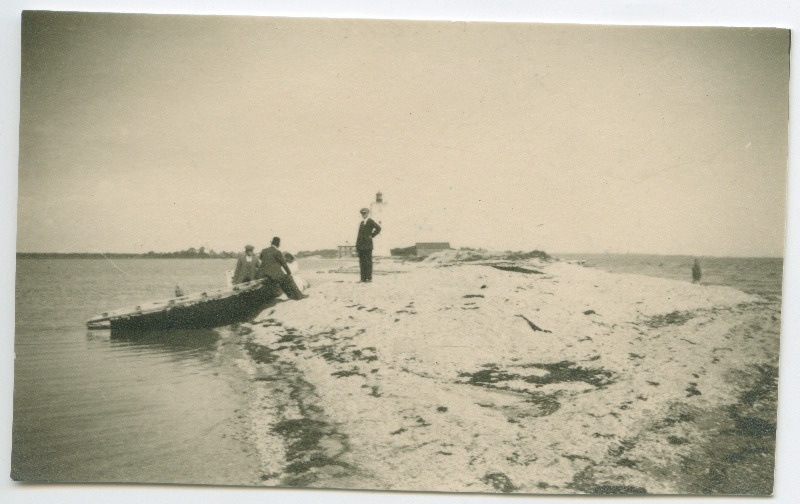 Seltskond paadiga mererannas [poolsaare tipus], taamal tuletorn