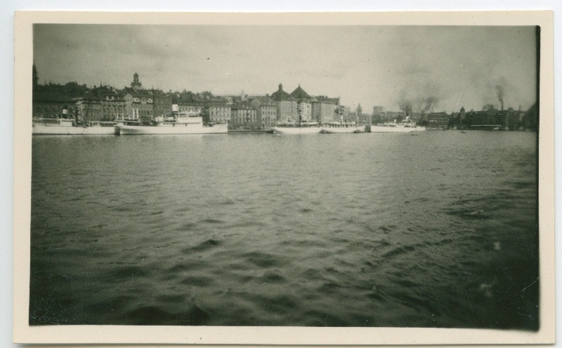 Vaade merelt suurlinna sadamale