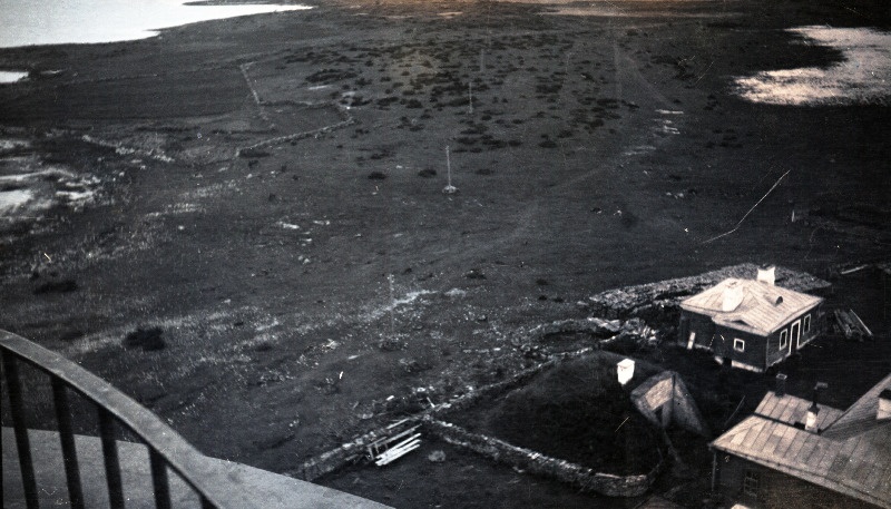 Vaade [tule?]tornist maastikule rannajoone ja talukompleksiga