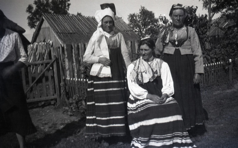 Kolm rahvarõivais naist taluaias