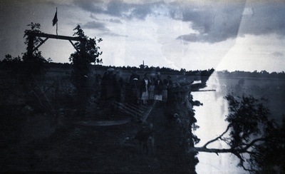 Seltskond väliüritusel tuuleveskiga maastiku taustal  duplicate photo