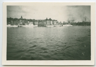 Vaade merelt suurlinna sadamale  duplicate photo