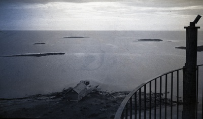 Vaade [tule]tornist rannikule, taamal meres väikesed laiud  duplicate photo