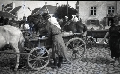 Inimesed vankritega linnatänaval  duplicate photo