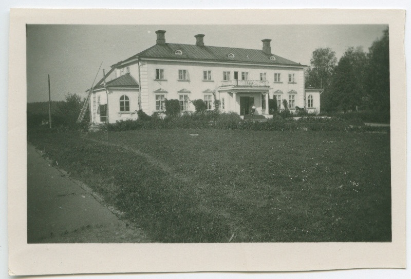 Vaade elumajale [endine mõisahoone?] tee ääres