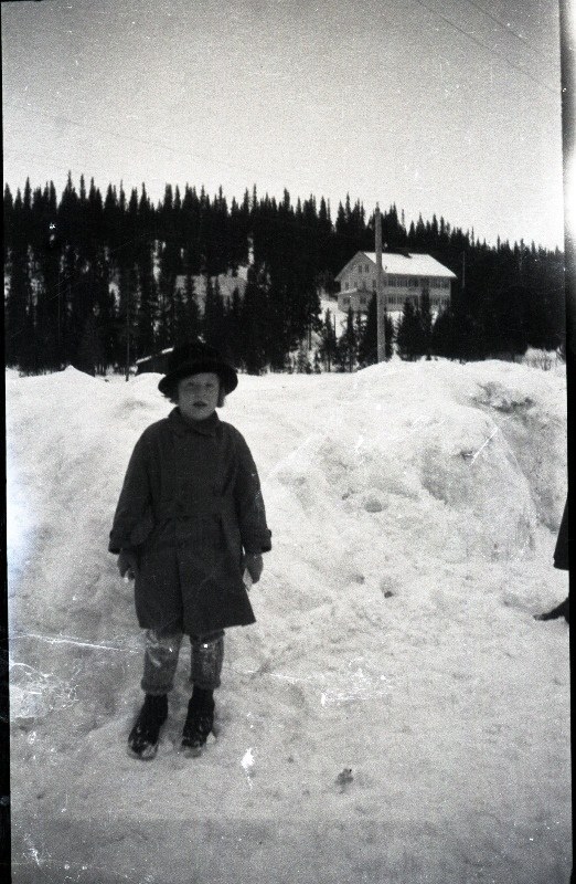 Tundmatu tüdruk lumise maastiku taustal