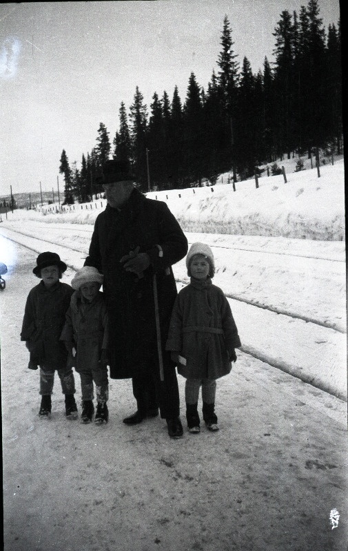 Tundmatu mees kolme lapsega [Eduard Virgo sugulased-tuttavad?] lumisel maastikul [raudtee ääres?]