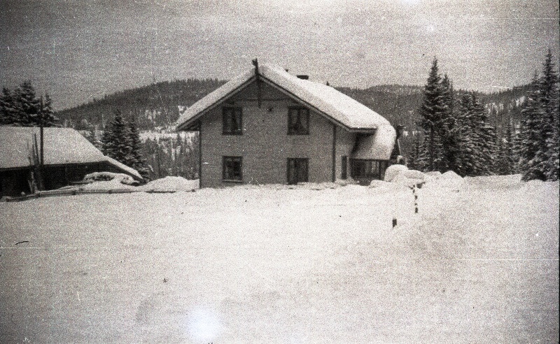 Vaade majale lumiste mägede taustal [Skandinaavias?]