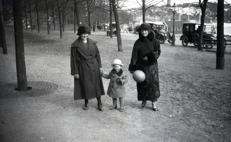 Kaks tundmatut naist koos lapsega linnapargis jalutamas