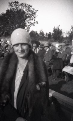 Tuvastamata naine [Eduard Virgo tuttav?] väliüritusel  duplicate photo