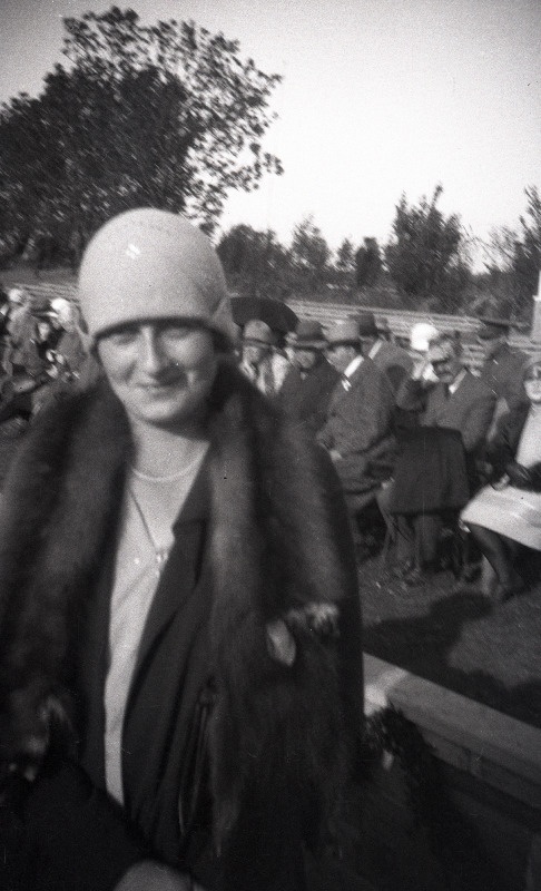 Tuvastamata naine [Eduard Virgo tuttav?] väliüritusel