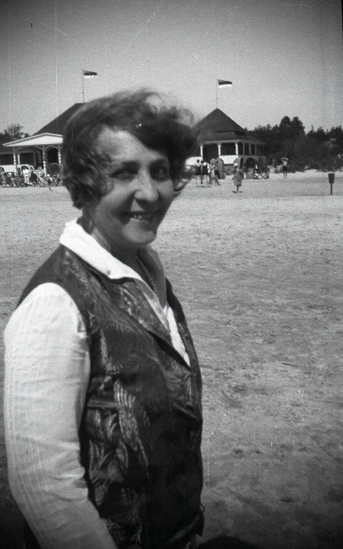 Tuvastamata naine [Eduard Virgo tuttav või sugulane?] rannahoone taustal