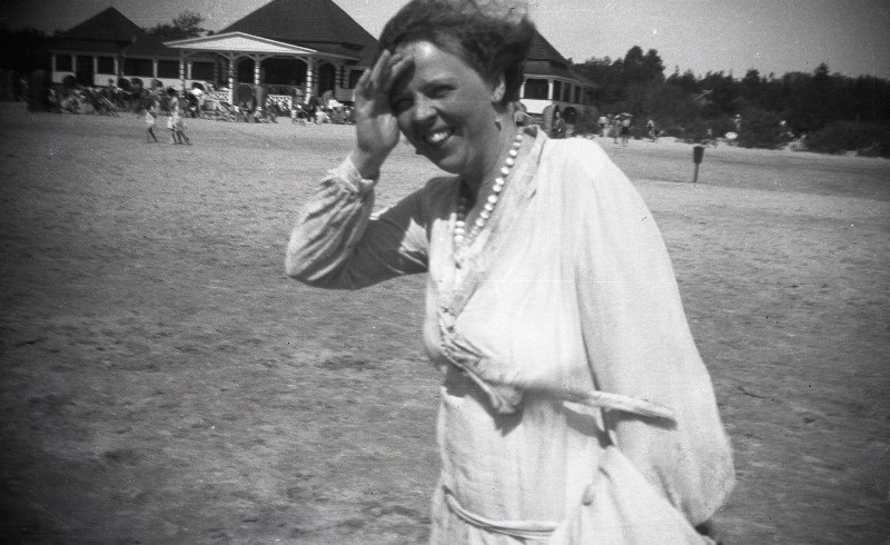 Tuvastamata naine [Eduard Virgo tuttav?] rannal jalutamas