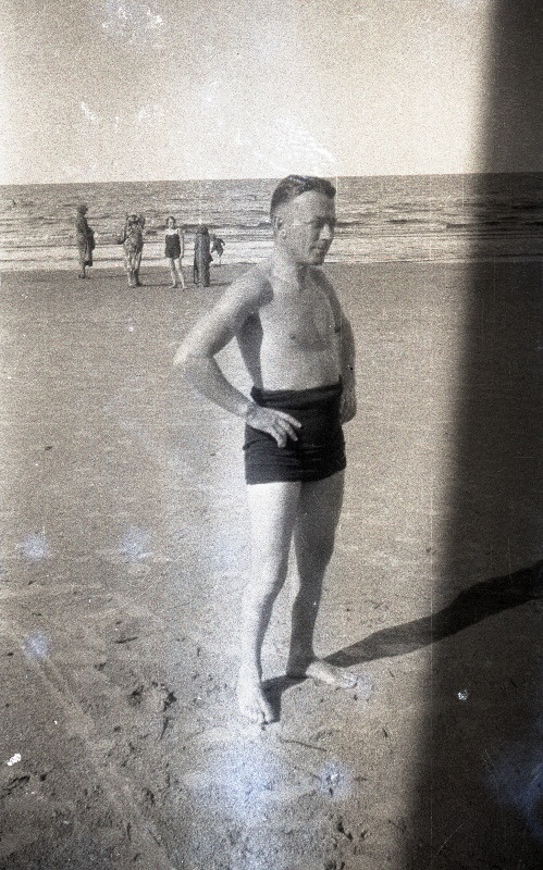 Tuvastamata mees [Eduard Virgo tuttav?] ujumisriietes rannal seismas