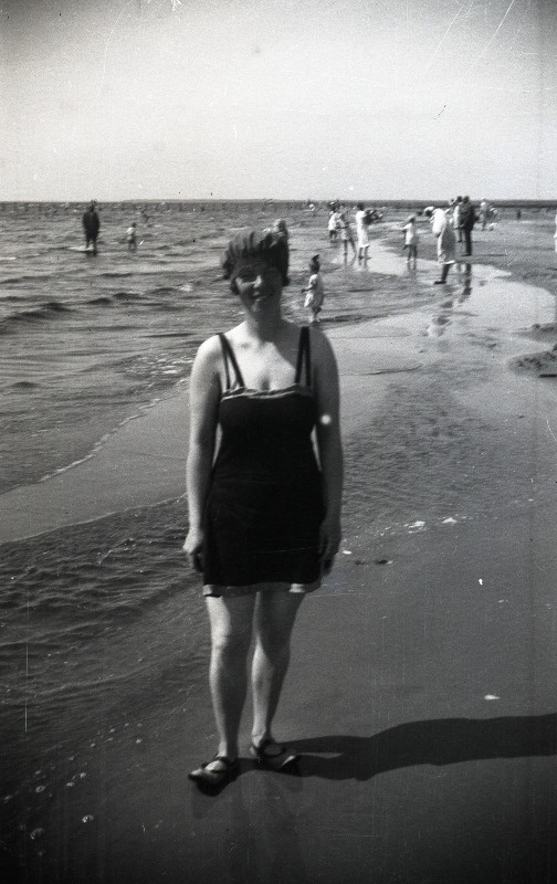 Tundmatu naine [Eduard Virgo tuttav?] supelkostüümis rannal seismas
