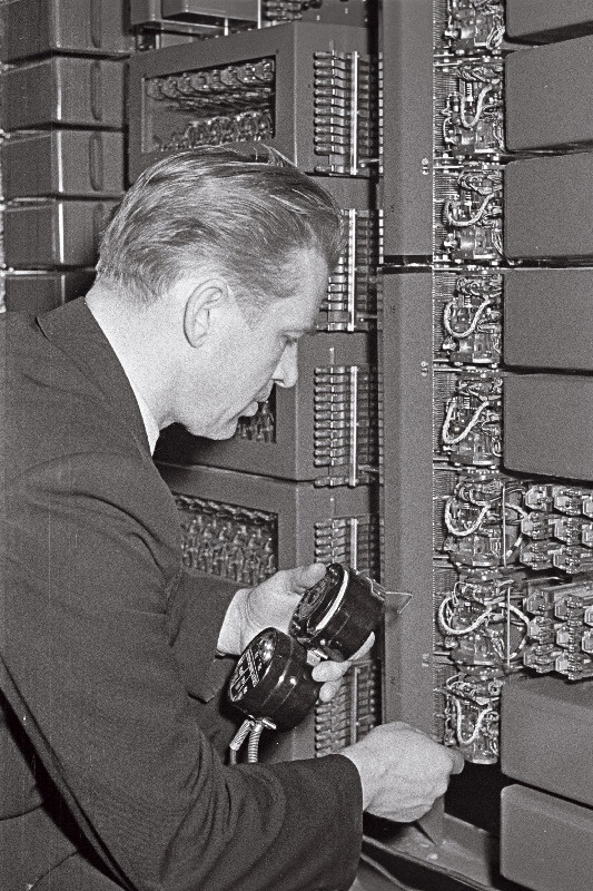 Paidesse monteeritava automaattelefonijaama monteerija Vladimir Kolokov automaatjaama üksiksõlmi kontrollimas.